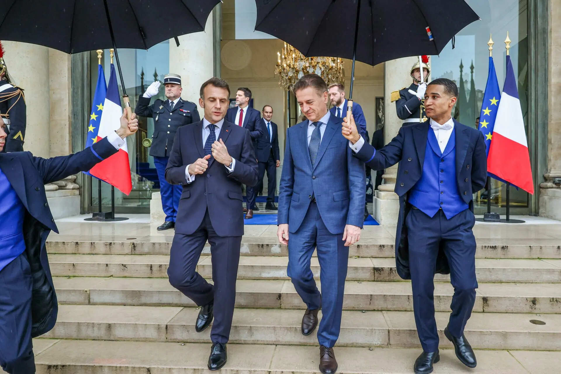 Prime Minister Robert Golob is on a working visit to Paris, where he met with French President Emmanuel Macron.

They stand under French umbrellas